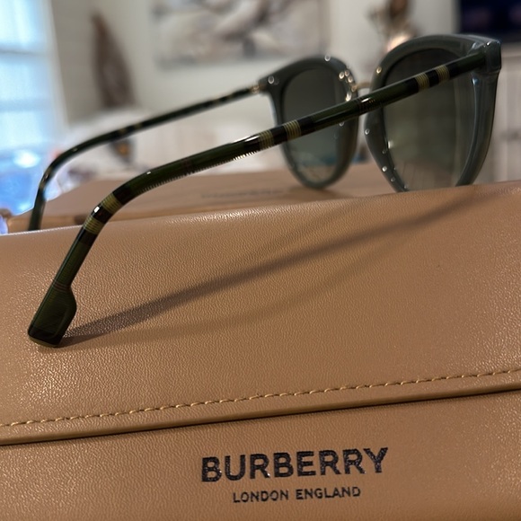 NWT Burberry Sunglasses - Picture 4 of 6
